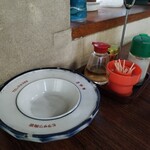 宝来軒 - 内観。前回見落としていたけど、灰皿が置いてあり喫煙可な店。今回近くで吸ってる人がいて、、、。美味しいけどもう行けない(´；ω；｀)