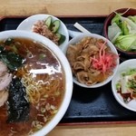 松葉家 - 半肉丼ラーメン大盛り。