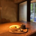 月花舎 - ホットコーヒーとバウムクーヘン