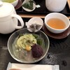 田頭茶舗 - わらび餅と寒天つき抹茶ソフトとお茶のセット。ほうじ茶で。