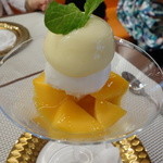 ビストロ ダイア - ホワイトチョコレートのムース、宮崎マンゴー、レモンシャーベット、柑橘類と炭酸の泡