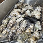 焼がきの はやし - 店前で、牡蠣を焼いています