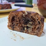 クロワッサン屋サクサク - ショコラマカダミア(450円)　断面