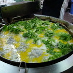 王記蚵仔煎 - 新鮮な牡蠣と玉子、青菜。