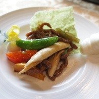 中国料理 香虎 - 牛肉と野菜のわさび醤油炒め　蒸しパン添え