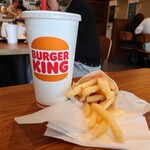 バーガーキング - ドリンク写真:フライドポテトM340円とメロンソーダL340円]