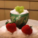 京懐石 吉泉 - トンプソン・シードレス 葡萄 と 苺　(2015/04)