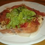 エルバ - 盛りだくさんの生ハムと野菜のピッツァ、ハーフ