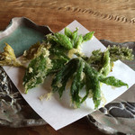 徳山鮓 - 山菜の天ぷら(右上はたらの芽、真ん中奥はこしあぶら、左は山ぶどう、右下はもみじがさ、左下は失念)