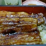 大きな鰻なので、重なっています