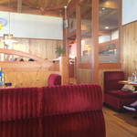 Komeda Kohi Ten - ウッディな店内。