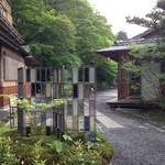 星のや京都 - 左手にダイニング、右手に和室パブリック