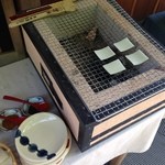 星のや京都 - かき餅を焼いてくれます