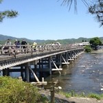 星のや京都 - 渡月橋を渡ってJR嵯峨嵐山駅に向かいます