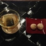 星のや京都 - 夕食を終えて部屋に戻ると、亀屋良長の和三盆の焼き菓子とハーブ茶が