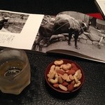 星のや京都 - 竹鶴21年 ロック 2800円・薫製ナッツ 400円(税・サービス料別途)