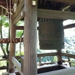 星のや京都 - 「星のや 京都」の裏手の石段を登って、9:00開門の千光寺の鐘を突きました