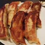 泰興楼 - 肉汁あふれる大きな焼餃子