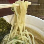 麺彩RASEN - しっかりと手揉みされた多加水の菅野製麺所製のつるつる中太縮れ麺