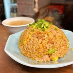 餃子と瓶 - おすすめで提供している、チャーシューチャーハン。