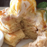 ウズナ オムオム - キャラメルクリームとバニラアイスのパンケーキ
