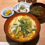 万ん卯 - 親子丼(1,500円)
冷奴･赤出汁付き