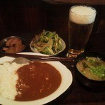 東新宿DININGBAR海豚 - ランチビール200円と500円の今日のカレー