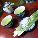 矢倉寿司 - 温かなお茶でほっと一息