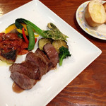 ぞうの食卓 - 魚料理と肉料理(和牛)
            季節の野菜添え