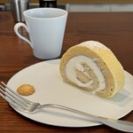 COFFEE Awai - 복숭아와 옥수수 설탕 롤케이크, 치즈와 로즈마리 쿠키, 코모레비 블렌드