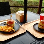 DEEZ Cafe - エッグチーズバーガー・クランベリージュース・クラシックバーガー・ポテト・アイスコーヒー