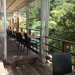DEEZ Cafe - 開放的なテラス席