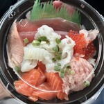 魚丼 - 料理写真:てんこ盛り丼
