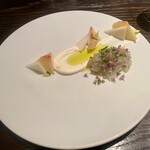 ラ・ボンヌターブル - 瞬〆スズキのタルタル、桃、コールラビ、サワークリーム、花穂紫蘇