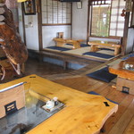 オイラは囲炉裏席に陣取る。