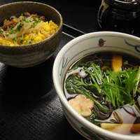 つきじ植むら 竹芝賓館 - そぼろ丼と山菜うどん
