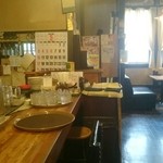 ロニアン - 店内の様子(カウンターから入り口方向を臨む。)