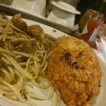 ロニアン - スパゲティインディアン(カレーソース)とロニアンライス(ケチャップライス)のハーフ＆ハーフ(税込700円)