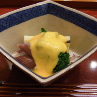 味 ふくしま - お昼のお弁当（４５００円）の先付はホワイトアスパラの煮浸しとホタルイカの黄身酢あえ