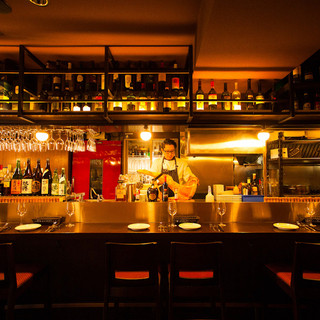 カジュアルながらも落ち着いた雰囲気の店内