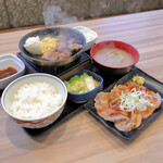 吉野家 - 料理写真:極旨牛鉄板ステーキ定食、大判豚肩ロース焼き