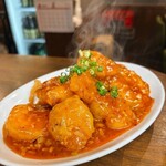 餃子と瓶 - エビのチリソース