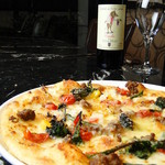 Osuteria Vittero - チーズがとろーりとろけるピザは、ワインとの相性抜群。