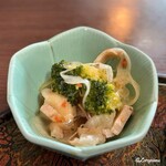 初駒 - 鶏肉とオニオンスライスとブロッコリーのマリネ