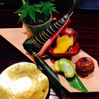 坂ぐち - 先付けの皐月盛りと金の盃で食前酒。粽の中は、ホウボウのお寿司。