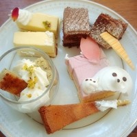 ザ・ループ ホテルアゴーラ大阪守口 - 元はデコレーションもされたケーキ！w
                どれもおいしい！