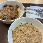 すき家 - 料理写真:お子様の
鶏そぼろ丼と牛丼