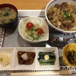 Izakaya Kantorii - 馬肉丼ランチ　700円