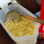 くれちうどん - 揚げ玉はテーブルの上に置いてあります