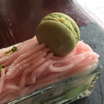 カフェ 中野屋 - 桜あんのモンブラン
      アップ！マカロンも可愛い♪